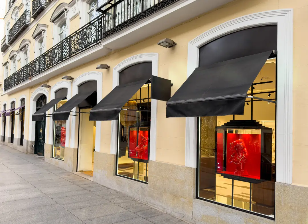 Façade vitrine de magasin en aluminium sur mesure à La Jarrie